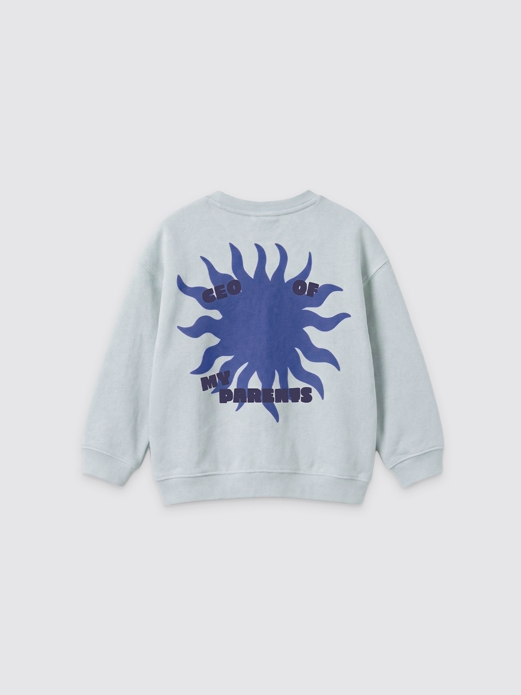 Ein hellblaues Kinder-Sweatshirt mit Rundhalsausschnitt und überschnittenen Schultern auf hellem Hintergrund. Auf dem Rücken befindet sich eine große blaue Grafik einer stilisierten Sonne, in deren Mitte der Text „CEO OF MY PARENTS“ in Großbuchstaben steht.