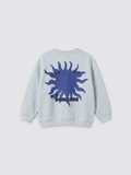 Ein hellblaues Kinder-Sweatshirt mit Rundhalsausschnitt und überschnittenen Schultern auf hellem Hintergrund. Auf dem Rücken befindet sich eine große blaue Grafik einer stilisierten Sonne, in deren Mitte der Text „CEO OF MY PARENTS“ in Großbuchstaben steht.