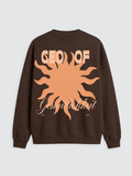 Rückansicht eines dunkelbraunen Oversize-Sweatshirts mit einem großflächigen Grafikprint. Das Design zeigt eine zentrale, pfirsichfarbene Sonne mit wellenförmigen Strahlen. Über der Sonne steht in großen, blockartigen Buchstaben in der gleichen Farbe der Schriftzug „CEO OF“. Im unteren Bereich verläuft das Wort „Gemütlichkeit“ in einer eleganten, hellbeigen Schreibschrift. Kleine Textzusätze wie „SINCE BIRTH“ und „2WEI 30ER“ ergänzen das Motiv an den Seiten.
