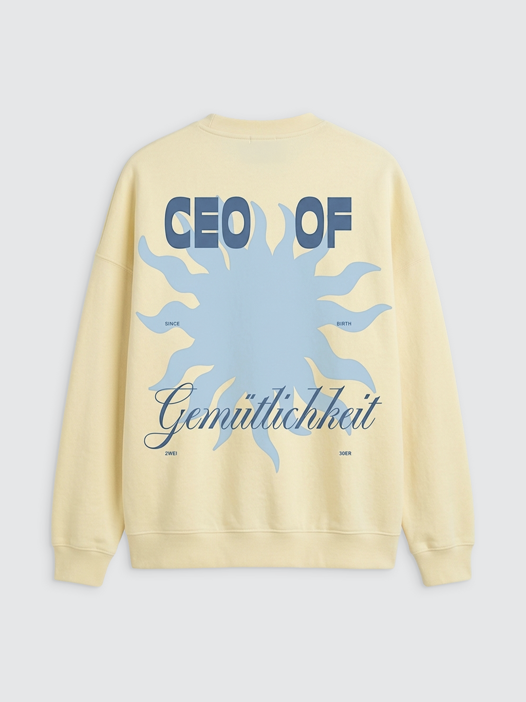 Rückansicht eines hellgelben (pastellgelben) Oversize-Sweatshirts. Die Rückseite ist mit einer großen, hellblauen Grafik einer Sonne bedruckt. Über der Sonne steht in fetten, dunkelblauen Großbuchstaben „CEO OF“. Darunter befindet sich das Wort „Gemütlichkeit“ in einer geschwungenen, dunkelblauen Schreibschrift. Flankiert wird das Motiv durch die kleinen dunkelblauen Schriftzüge „SINCE BIRTH“ und „2WEI 30ER“.