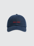 Frontansicht einer marineblauen Baseballkappe aus Baumwoll-Twill. Mittig auf der Stirnseite ist der Schriftzug „teen dad“ in einer kleinen, feinen, roten Schreibschrift aufgestickt. Die Kappe hat einen gebogenen Schirm und Belüftungsösen.