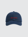 Frontansicht einer marineblauen Baseballkappe aus Baumwoll-Twill. Mittig auf der Stirnseite ist der Schriftzug „teen mom“ in einer kleinen, feinen, roten Schreibschrift aufgestickt. Die Kappe hat einen gebogenen Schirm und Belüftungsösen.
